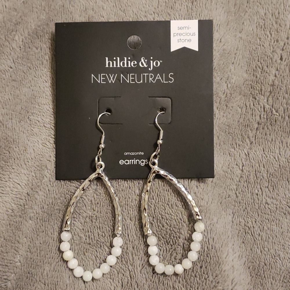 Queen Natural White Stone Earrings